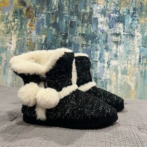 CHINESE LAUNDRY SZ SM 5/6 BLACK & WHITE POM POM PLUSH & KNIT SLIPPER BOOTS NWOT
